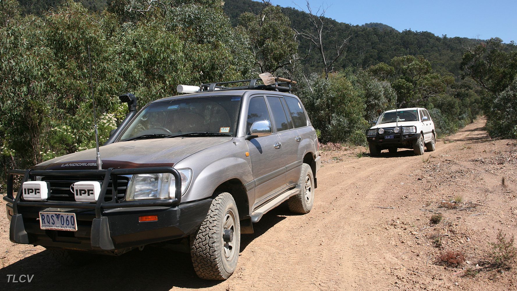 06-Drifter & Hoppy descend McKenzies Track.JPG